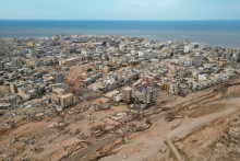 Zničené budovy a domy po smrteľnej búrke a záplavách, ktoré zasiahli mesto Darná. FOTO: Reuters