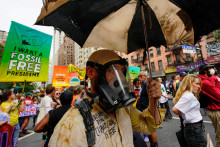 Začiatok klimatického týždňa v New Yorku počas demonštrácie vyzývajúcej vládu USA, aby prijala opatrenia proti zmene klímy a odmietla používanie fosílnych palív. FOTO: Reuters