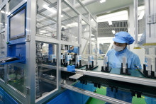 Výrobná linka lítium-iónových batérií pre elektrické vozidlá v továrni v  čínskom meste Huzhou. FOTO: Reuters