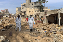 Záchranári prehľadávajú trosky zničených budov a pátrajú po preživších po ničivých záplavách v líbyjskom meste Darna. FOTO: TASR/AP
