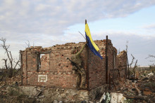 Veliteľ z 3. samostatnej ukrajinskej útočnej brigády vztyčuje ukrajinskú vlajku na frontovej línii v dedine Andriivka pri meste Bachmut v Doneckej oblasti na východe Ukrajiny. FOTO: TASR/AP