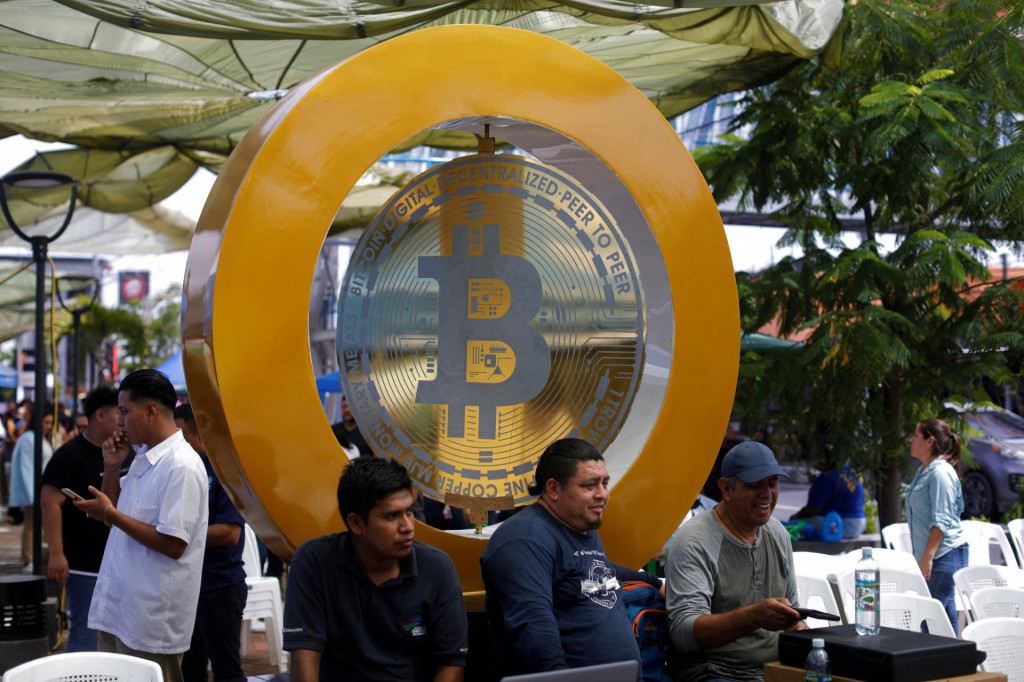V Salvádore je bitcoin už druhý rok oficiálnym platidlom. FOTO: Reuters