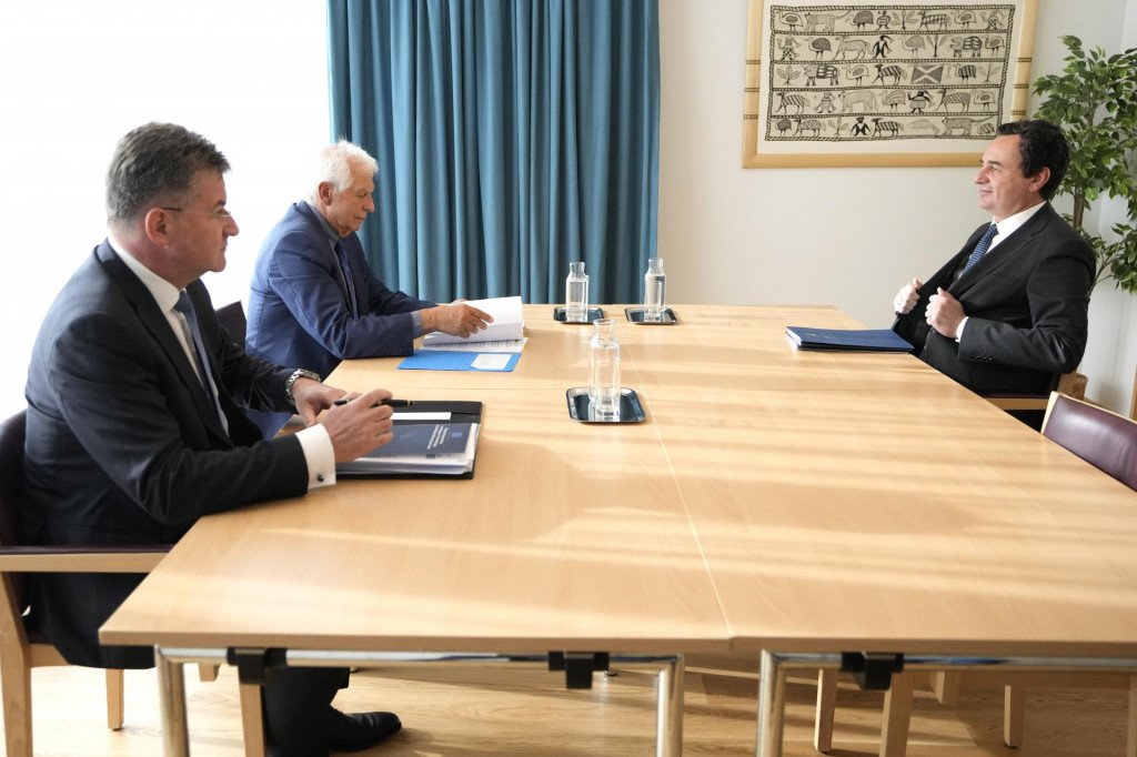 Kosovský premiér Albin Kurti (vpravo) čaká na začiatok stretnutia so šéfom zahraničnej politiky EÚ Josepom Borrellom (druhý zľava) a osobitným predstaviteľom EÚ pre dialóg medzi Srbskom a Kosovom Miroslavom Lajčákom (vľavo). FOTO: TASR/AP