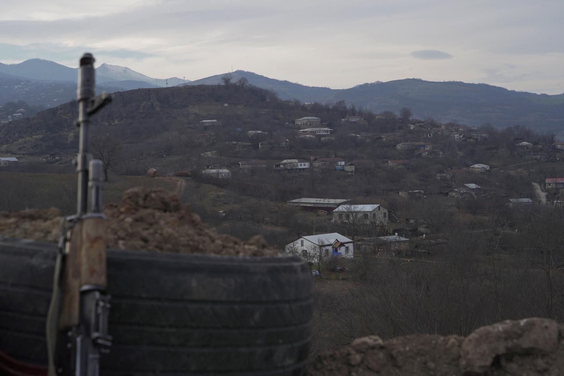 V Karabachu vypukli tvrdé boje, metropola je od rána pod ťažkou paľbou