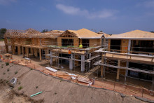 Výstavba domov v meste Encinitas v Kalifornii. FOTO: REUTERS