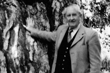 Posledná fotografia J. R. R. Tolkiena vznikla necelý mesiac pred jeho smrťou a v botanickej záhrade v Oxforde na ňu zapózoval pri svojom obľúbenom strome.