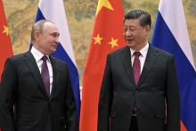 Čínsky prezident Si Ťin-pching (vpravo) a ruský prezident Vladimir Putin počas stretnutia v Pekingu začiatkom februára. FOTO: TASR/AP