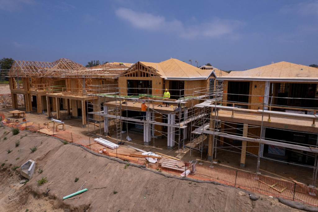 Výstavba domov v meste Encinitas v Kalifornii. FOTO: REUTERS