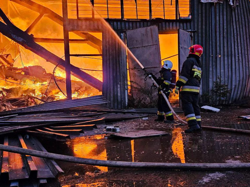 Hasiči pracujú na mieste priemyselného skladu poškodeného po nálete ruského bezpilotného lietadla v Ľvove. FOTO: Reuters