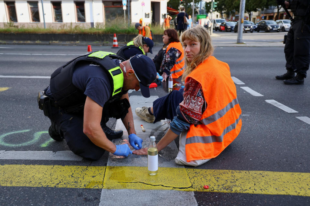 Členovia skupiny Posledná generácia zablokovali premávku v niekoľkých častiach nemeckého hlavného mesta Berlín. FOTO: Reuters