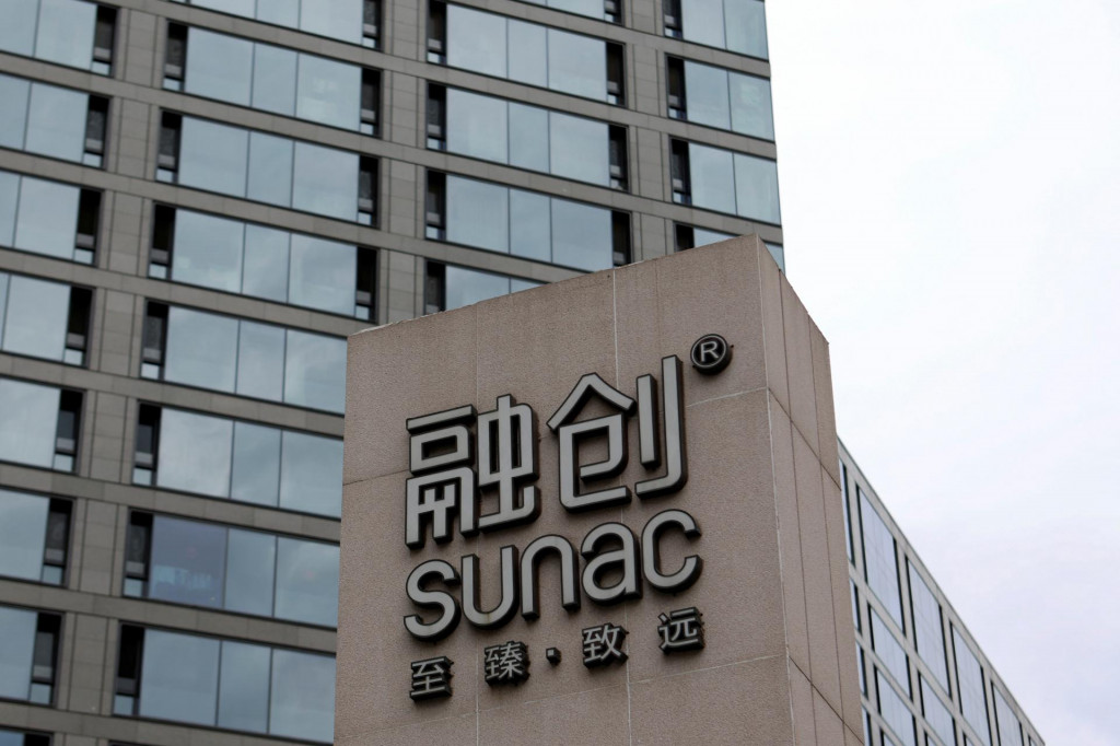 Logo čínskeho realitného developera Sunac v Pekingu. FOTO: REUTERS