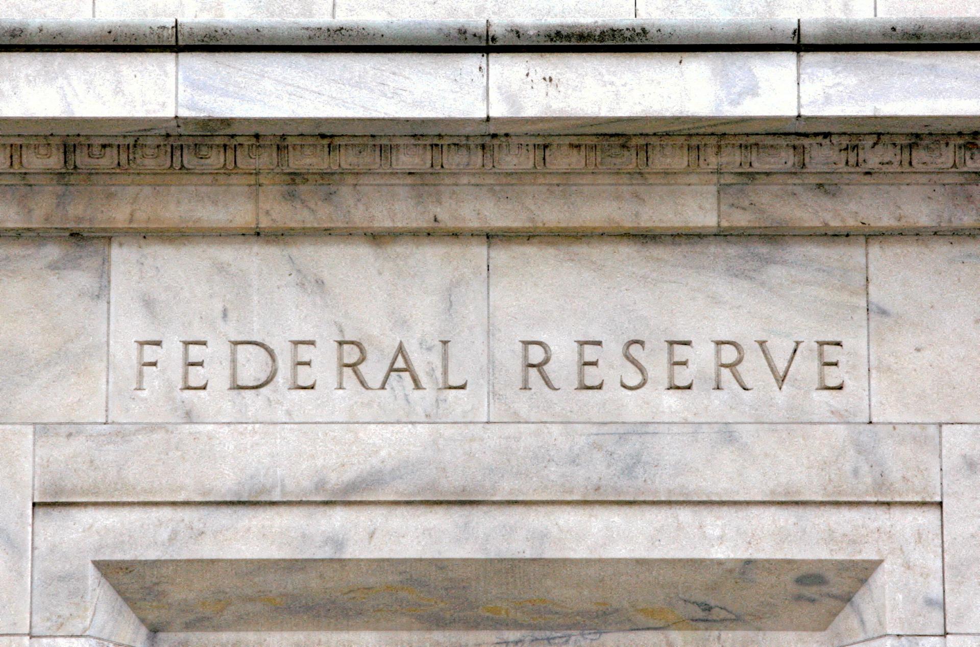 Fed podľa očakávania ponechal základnú úrokovú sadzbu bez zmeny. Americká ekonomika rastie