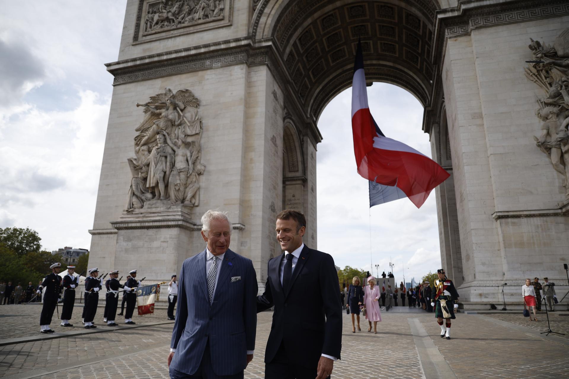 Le roi britannique est en visite en France, Macron l’a accueilli sous l’Arc de Triomphe