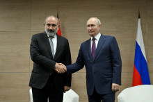 Ruský prezident Vladimir Putin sa stretol s arménskym premiérom Nikolom Pašinjanom. FOTO: Reuters