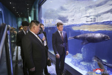 Severokórejský vodca Kim Čong-un počas návštevy akvária 17. septembra 2023 vo Vladivostoku. FOTO: TASR/AP

