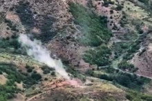 Dym stúpa nad oblasťou, kde sa podľa Azerbajdžanu nachádzajú pozície arménskych síl v regióne Náhorný Karabach. FOTO: TASR/AP