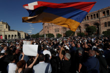 Arménski demonštranti v blízkosti vládnej budovy po tom, čo Azerbajdžan spustil vojenskú operáciu v regióne Náhorný Karabach. FOTO: Reuters