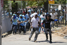 Zniepriatelené skupiny eritrejských migrantov sa v izraelskom Tel Avive najprv pobili medzi sebou, vzápätí útočili aj na príslušníkov polície. FOTO: TASR/AP
