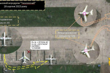 Ukrajinská vojenská rozviedka ukázala satelitné snímky letiska Čkalovskij, kde diverzanti údajne úspešne poškodili dve lietadlá a jeden vrtuľník. FOTO: Holovne Upravlinnja Rozvidky Ministerstva Oborony Ukrajiny