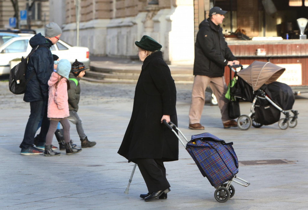Väčšina opýtaných považuje za správne odkladať si na dôchodok. FOTO: Peter Mayer