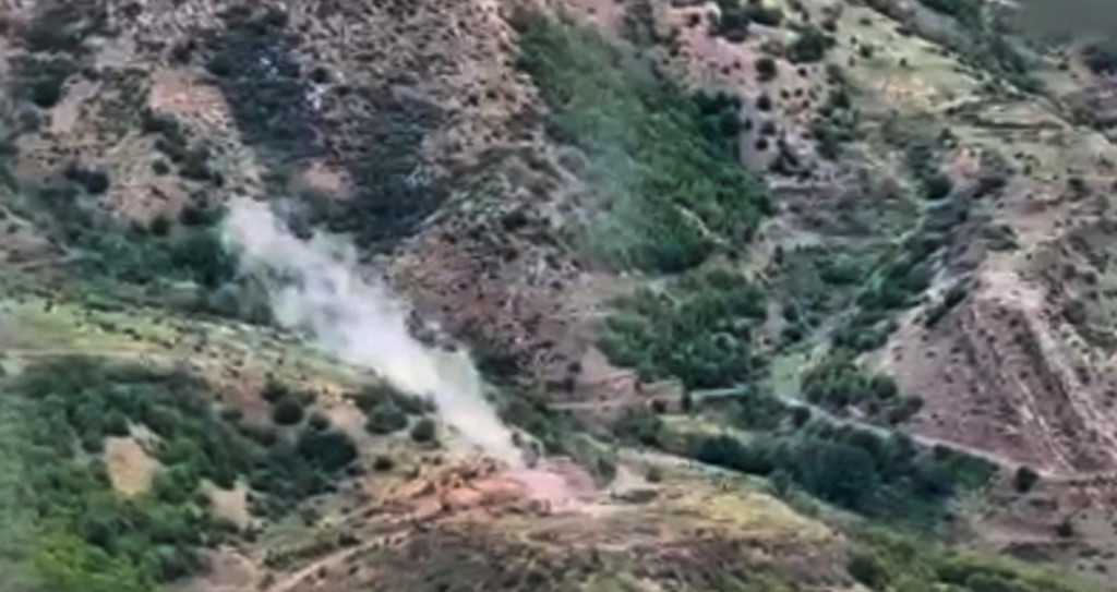 Dym stúpa nad oblasťou, kde sa podľa Azerbajdžanu nachádzajú pozície arménskych síl v regióne Náhorný Karabach. FOTO: TASR/AP