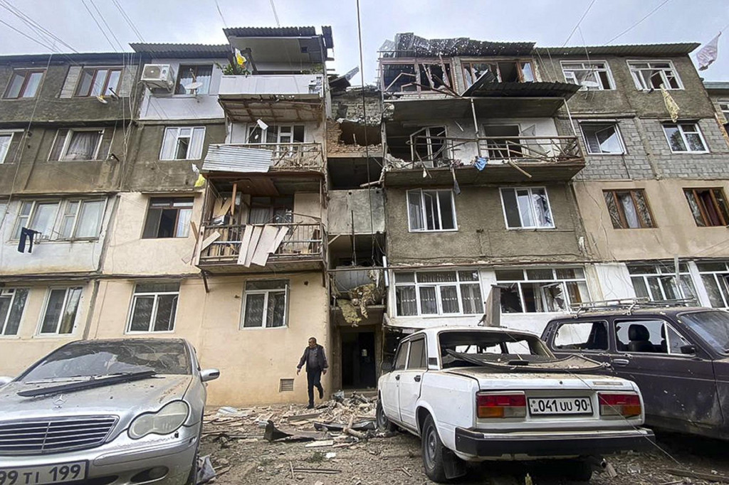 Zničená obytná budova po ostreľovaní v Stepanakerte v separatistickom regióne Náhorného Karabachu. FOTO: TASR/AP