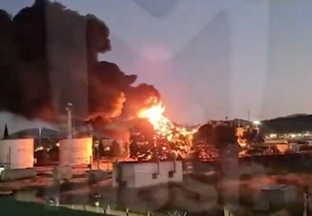 Požiar v Soči po útoku na dronom na sklad palív. FOTO: Reprofoto/twitter