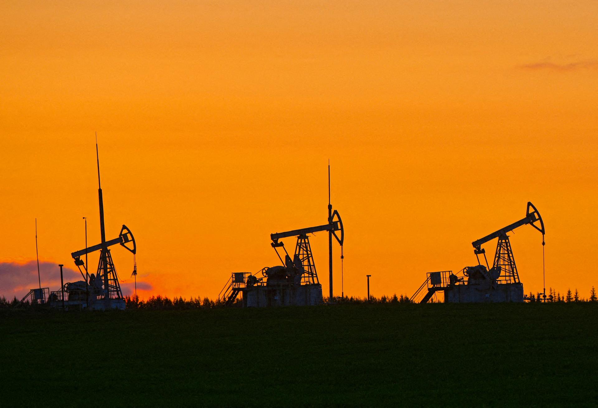 Ceny ropy rastú, Rusko zakázalo väčšinu vývozu pohonných hmôt
