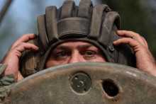 Ukrajinský tankista počas cvičenia. FOTO: Reuters