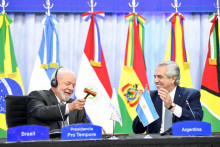 Brazílsky prezident Luiz Inacio Lula da Silva a jeho argentínsky náprotivok Alberto Fernandez sa zúčastňujú na summite lídrov skupiny Mercosur v Puerto Iguazu v Argentíne. FOTO: Reuters