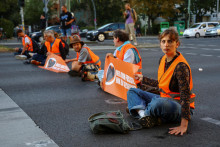 Skupina Letzte Generation  blokje dopravu v Berlíne na protest proti klimatickým radám, obmedzeniu rýchlosti na diaľniciach a dostupnej verejnej doprave v Berlíne. FOTO: Reuters