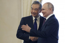 Ruský prezident Vladimir Putin s čínskym ministrom zahraničných vecí Wangom I. FOTO: TASR/AP
