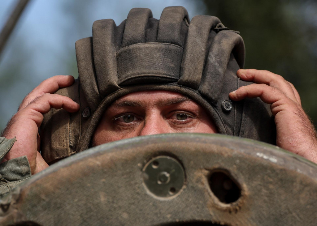 Ukrajinsk&yacute; tankista počas cvičenia. FOTO: Reuters
