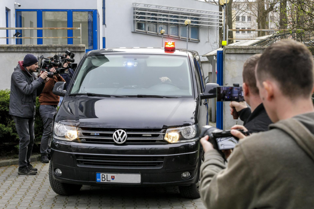 Policajná eskorta počas prevozu obvineného Adama Puškára do väzby. FOTO: TASR/Dano Veselský