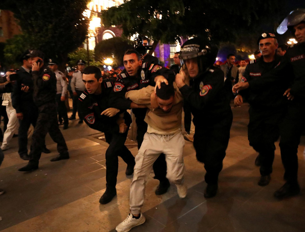 Policajti zadržali demonštranta v blízkosti vládnej budovy počas zhromaždenia, ktoré požadovalo rezignáciu arménskeho premiéra Nikola Pašinjana po kapitulácii Náhorného Karabachu. FOTO: Reuters