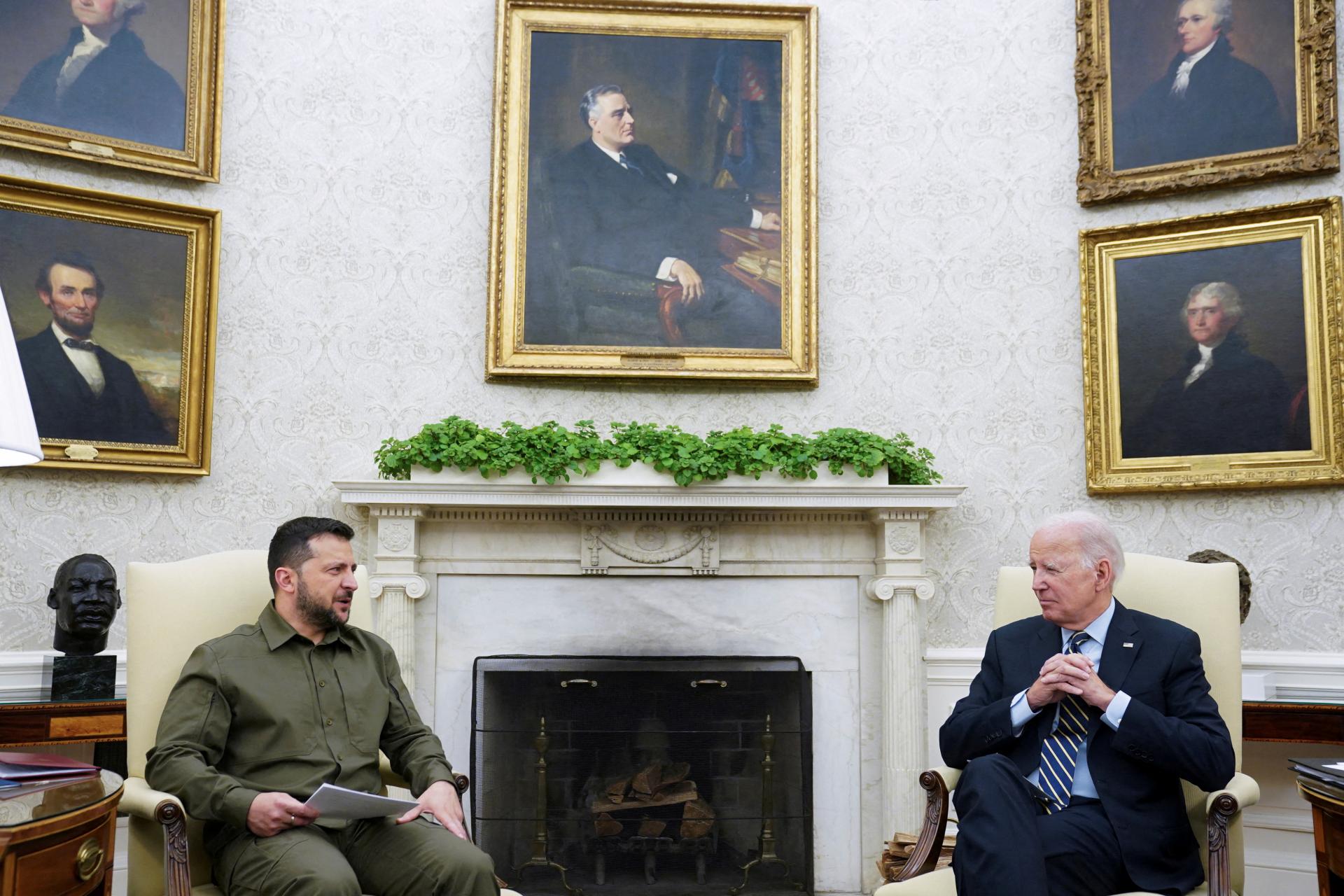 Biden sľúbil Zelenskému, že USA dodajú Ukrajine strely taktické balistické strely s doletom 300 kilometrov