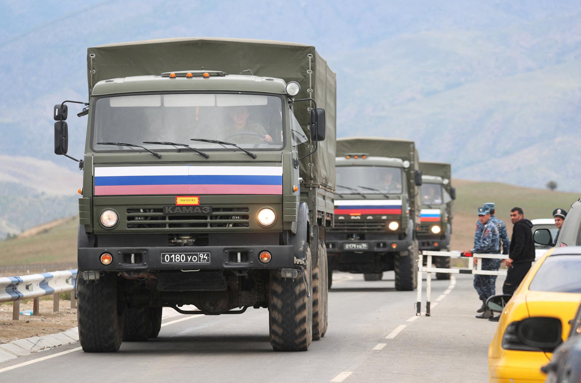 Arméni v Karabachu začali skladať zbrane, uviedlo ruské ministerstvo obrany