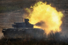 Ukrajinský tank počas cvičenia. FOTO: Reuters