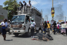Demonštranti protestujú proti neistote a žiadajú odstúpenie haitského premiéra Ariela Henryho. FOTO: Reuters