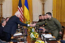 Americký prezident Joe Biden a ukrajinský prezident Volodymyr Zelenskij. FOTO: Reuters