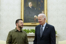 Americký prezident Joe Biden s ukrajinským prezidentom Volodymyrom Zelenským. FOTO: TASR/AP