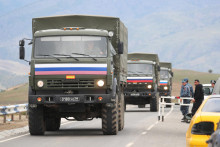 Vozidlá ruských mierových síl, ktoré opúšťajú azerbajdžanský región Náhorný Karabach do Arménska, míňajú arménsky kontrolný bod na ceste pri obci Kornidzor. FOTO: Reuters