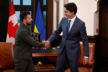 Ukrajinský prezident Volodymyr Zelenskyj sa v Ottawe stretol s kanadským premiérom Justinom Trudeauom. FOTO: Reuters