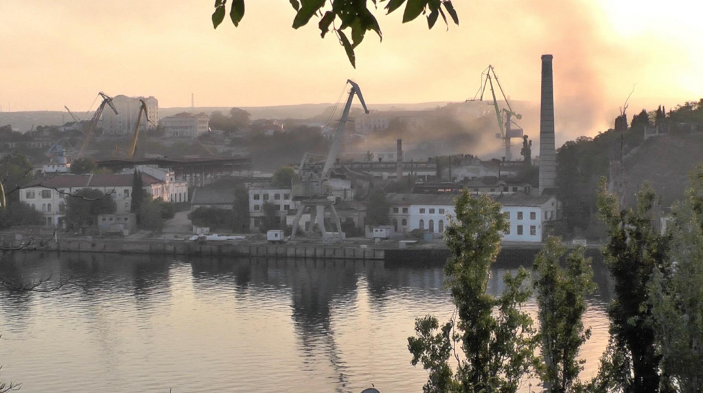 Dym stúpa z lodenice, ktorá bola 13. septembra 2023 údajne zasiahnutá ukrajinským raketovým útokom v Sevastopole na Kryme. FOTO: Reutes