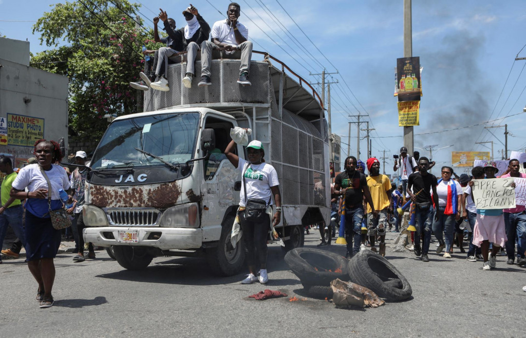 Demonštranti protestujú proti neistote a žiadajú odstúpenie haitského premiéra Ariela Henryho. FOTO: Reuters
