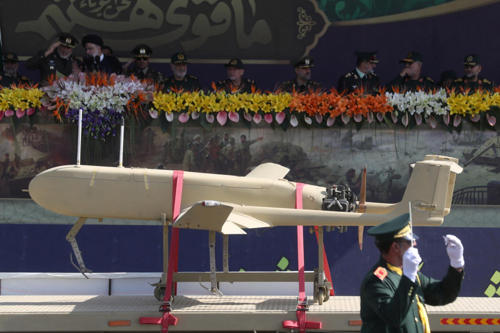 Záber dronu z vojenskej prehliadky v iránskom Teheráne. FOTO: REUTERS