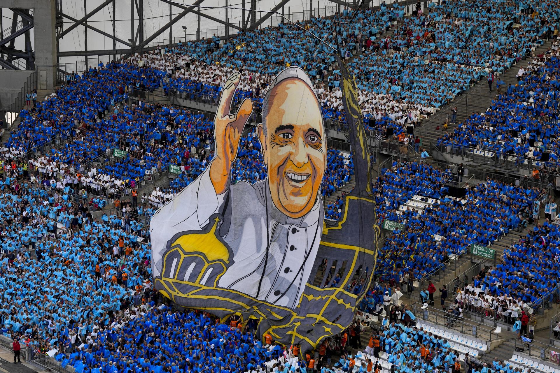 Pápež celebroval omšu na futbalovom štadióne vo Marseille, prišlo vyše 60-tisíc ľudí