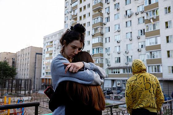 „Mámu zabili, mňa uniesli.“ Ukrajinské deti svedčia proti Rusku v Haagu