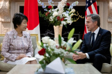 Japonská ministerka zahraničných vecí Joko Kamikawova a americký minister zahraničných vecí Antony Blinken. FOTO: Reuters