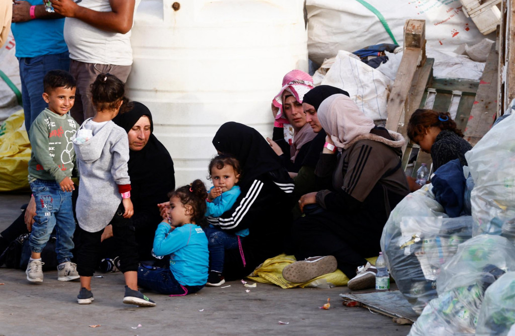 Migranti zachránení na mori čakajú po vylodení z plavidla na sicílskom ostrove Lampedusa v Taliansku. FOTO: Reuters